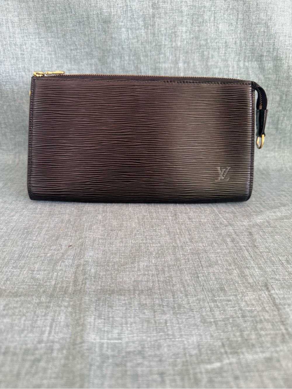 Louis Vuitton Vintage Black Epi Leather Zip Crossbody Bag Gold Hardware AR1919